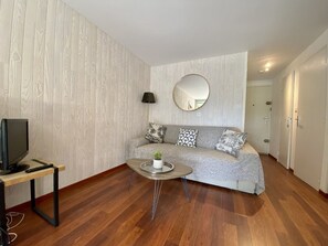 TV - Apartment for 5 with Garden in Saint Pierre (Fleury-Saint-Pierre-la-Mer)
