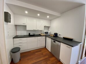 Fridge, microwave, stovetop, dishwasher - Apartment for 5 with Garden in Saint Pierre (Fleury-Saint-Pierre-la-Mer)