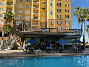 Hotellissa on uima-allasalue, ulkotila, jossa on istuimia, sekä ravintola, joka sijaitsee toisessa kerroksessa.