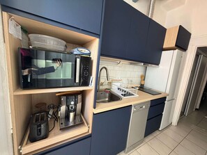 Fridge, microwave, oven, dishwasher - Charming Family House with Terrace and Garage - Close to the Beach (Fleury-Saint-Pierre-la-Mer)