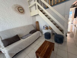 TV - Charming Family House with Terrace and Garage - Close to the Beach (Fleury-Saint-Pierre-la-Mer)