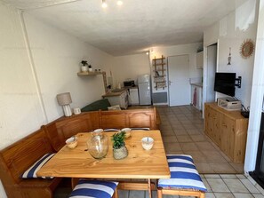Interior - 4-Person Apartment with Terrace and Parking in Narbonne (Narbonne)
