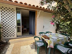 Outdoor dining - 4-Person Apartment with Terrace and Parking in Narbonne (Narbonne)