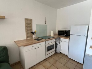 Fridge, microwave, oven, coffee/tea maker - 4-Person Apartment with Terrace and Parking in Narbonne (Narbonne)
