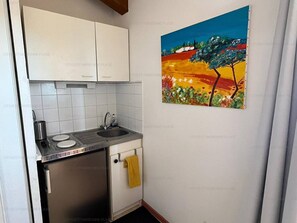 Refrigerador, microondas, parrilla de estufa y cafetera y tetera 