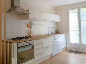 Jääkaappi, mikroaaltouuni, uuni, astianpesukone