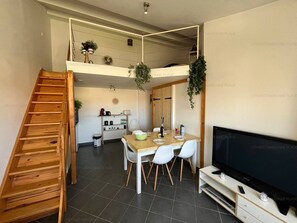 Dining - Cozy Nest in Narbonne for 4, near beach, includes parking (Narbonne)
