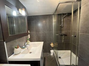 Bathroom - Cozy Nest in Narbonne for 4, near beach, includes parking (Narbonne)