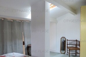 1 bedroom, free WiFi - Cottage with Air Conditioning and Terrace 900m from the Beach (Fleury-Saint-Pierre-la-Mer)