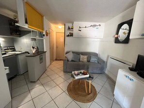 TV - Ground Floor Apartment with Terrace and Parking at Narbonne Plage (Narbonne)