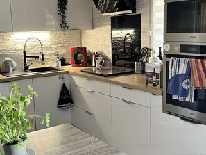 Fridge, microwave, oven, stovetop - Air-Conditioned Pavilion with Parking 900m from Sea (Fleury-Saint-Pierre-la-Mer)