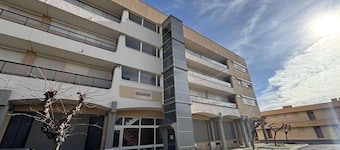 Air-Conditioned 3-Room Apartment with Terrace, Close to Beach