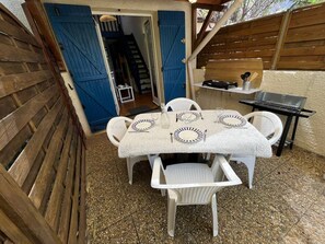 Outdoor dining - Pavilion 4 pers. at Saint Pierre La Mer, Parking, Terrace (Fleury-Saint-Pierre-la-Mer)