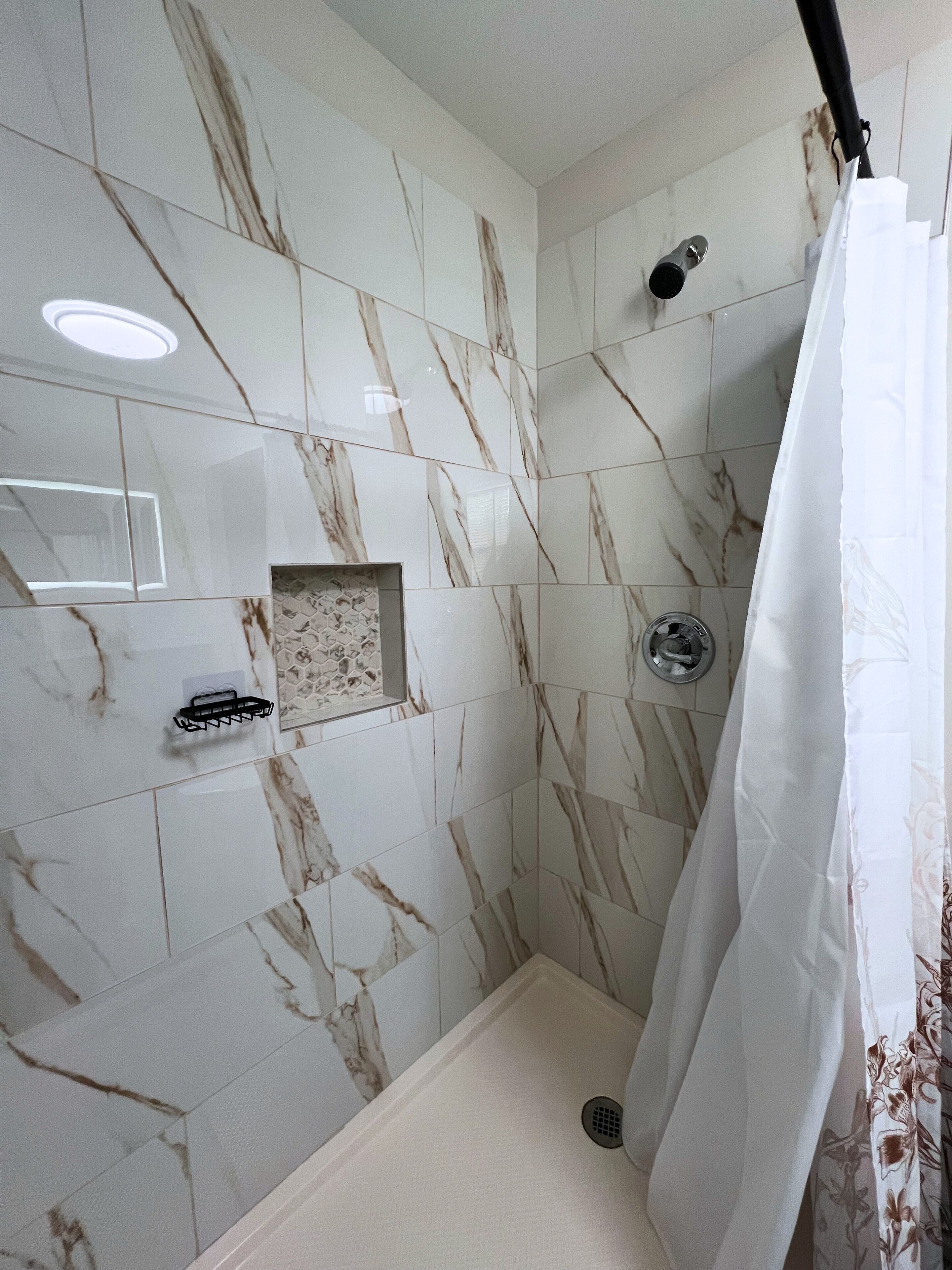 Douche, sèche-cheveux, serviettes fournies, savon