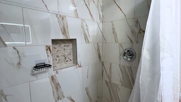 Douche, sèche-cheveux, serviettes fournies, savon