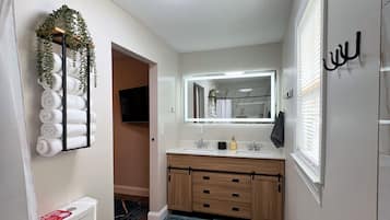 Douche, sèche-cheveux, serviettes fournies, savon