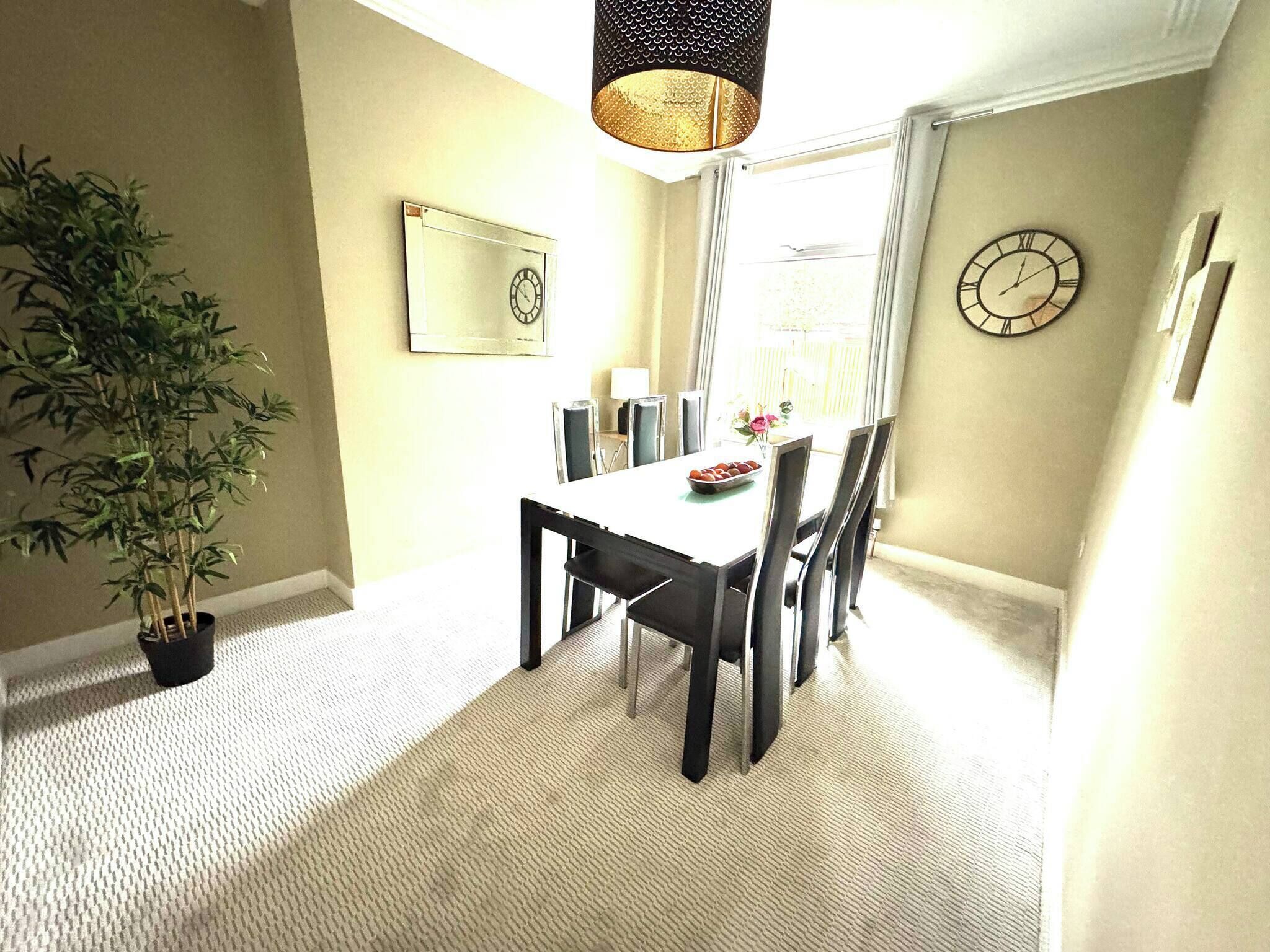 House, 4 Bedrooms | Dining room
