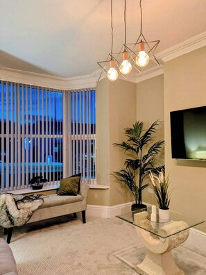 House, 4 Bedrooms | Living room - Central 4 bed Home in Ecclesall Near Peaks (Sheffield)