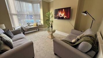 House, 4 Bedrooms | Living area