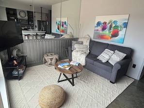 Nhà, 1 phòng ngủ, hút thuốc, ban công | Phòng khách