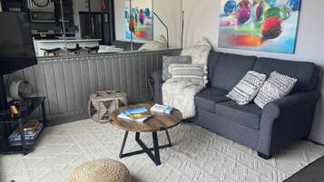 House, 1 Bedroom, Smoking, Balcony | Ruang tamu | Buku-buku