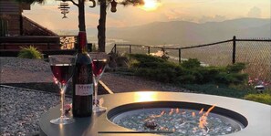 House, 1 Bedroom, Smoking, Balcony | Outdoor spa tub - Exclusive Modern Suite View (Kamloops)