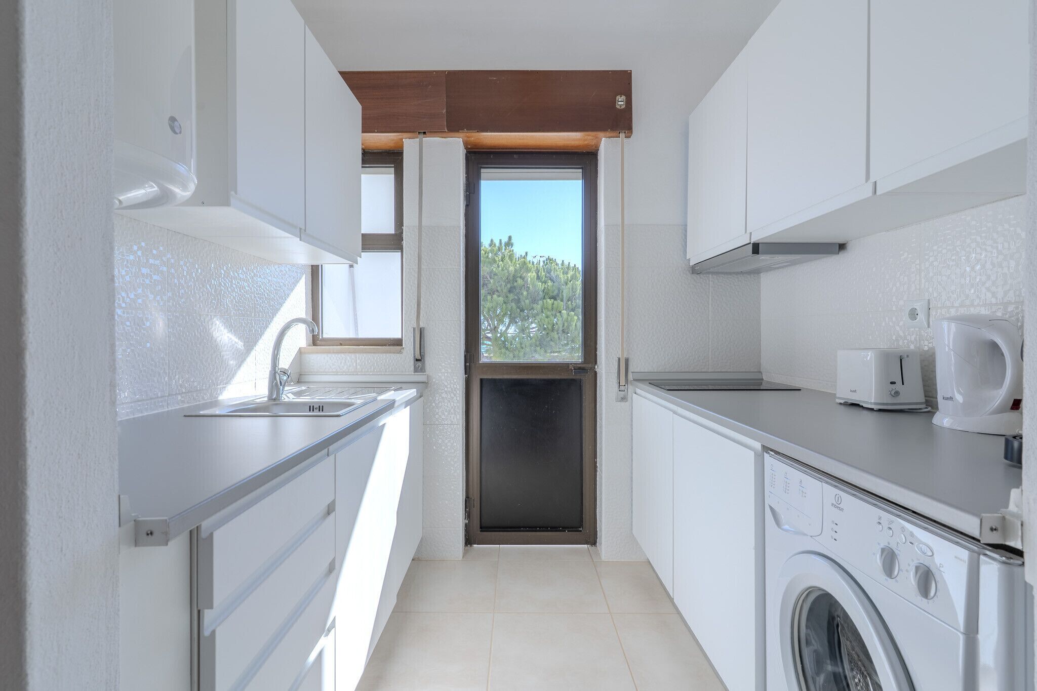 Réfrigérateur, micro-ondes, plaque de cuisson, cafetière/bouilloire