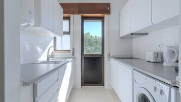 Réfrigérateur, micro-ondes, plaque de cuisson, cafetiÚre/bouilloire