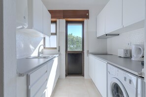 Kühlschrank, Mikrowelle, Herdplatte, Wasserkocher mit Kaffee-/Teezubehör
