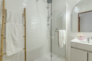 Douche, sèche-cheveux, serviettes fournies, savon