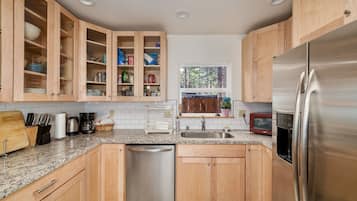 House, 3 Bedrooms | Private kitchen | Fridge, oven, coffee/tea maker, toaster