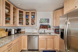 House, 3 Bedrooms | Private kitchen | Fridge, oven, coffee/tea maker, toaster - Al Tahoe Cabin-vintage Meets Modern 920sf 3 Bedroom Home (South Lake Tahoe)