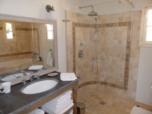 Shower, hair dryer, towels, soap - Villa with fantastic sea view and large private pool (Fréjus)