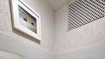 Room, 1 Bedroom | Bathroom