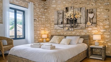 4 habitaciones, escritorio y tabla de planchar con plancha