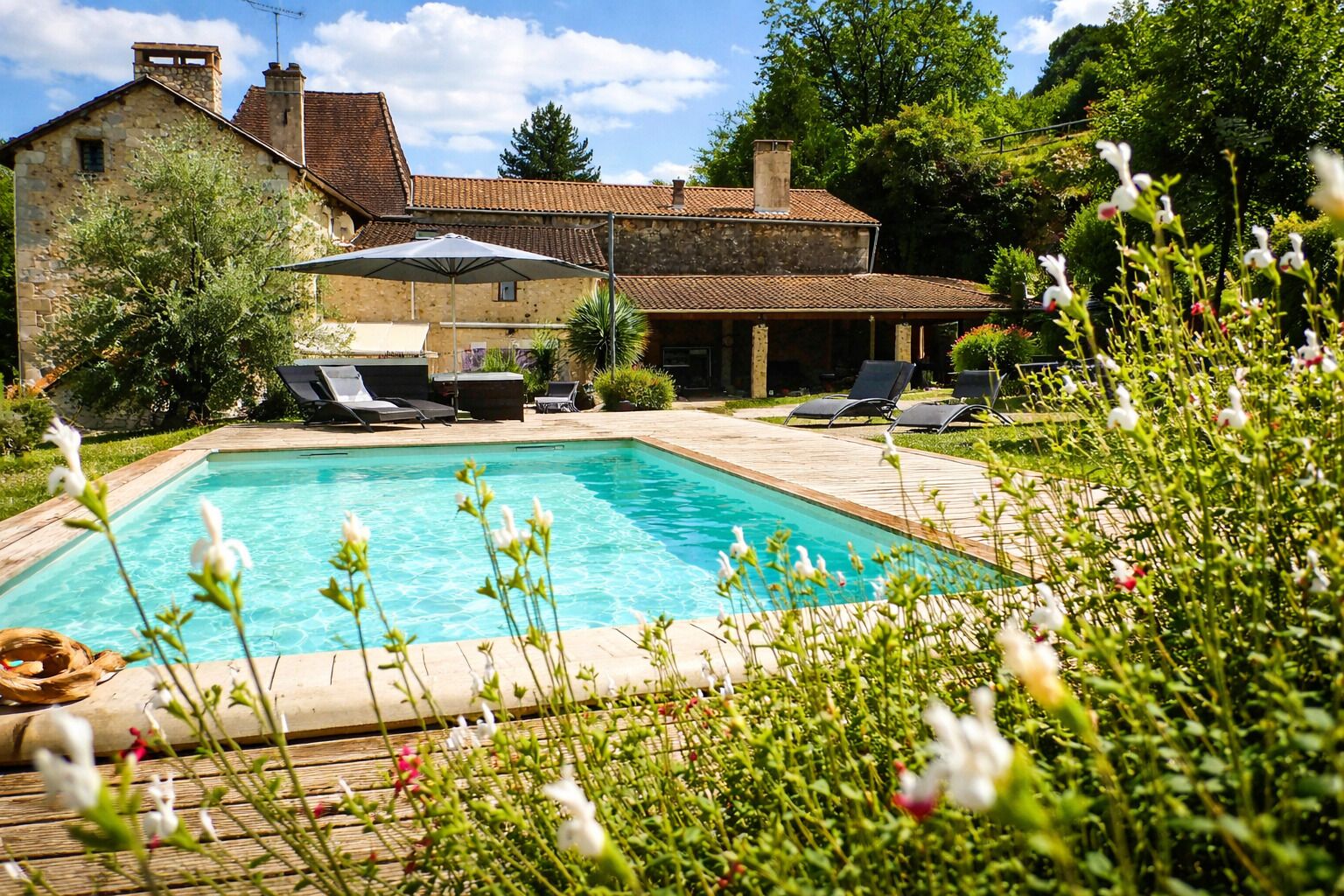 Una piscina al aire libre