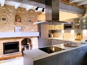 Refrigerador, microondas, horno, placa de cocina