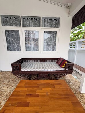 Property grounds - 3BR Family Villa - 1 km to Chalong Pier With Wifi (Chalong)