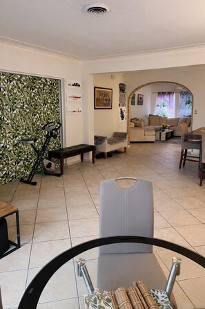 Interior - 4min Walk to the Beach 3-bedroom house with AC (Pompano Beach)