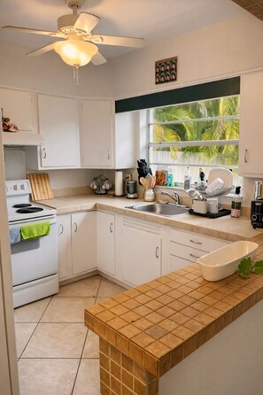 Microwave, oven, stovetop - 4min Walk to the Beach 3-bedroom house with AC (Pompano Beach)