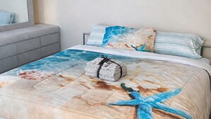 Een slaapkamer met een bed, hoofdeinde en raam.