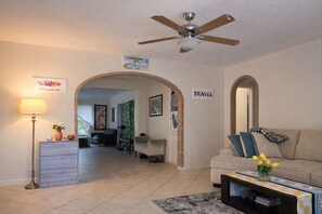 TV - 4min Walk to the Beach 3-bedroom house with AC (Pompano Beach)
