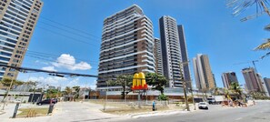 Zona urbana con rascacielos, edificios modernos, un McDonald's con servicio de autoservicio y un cielo azul despejado.