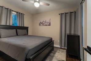 Tabla de planchar con plancha, wifi y ropa de cama 