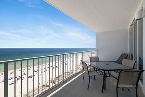 Outdoor dining - Lighthouse 1006 by Liquid Life (Gulf Shores)