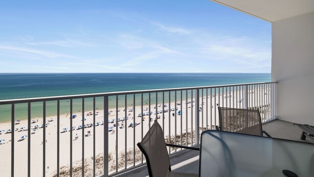 Ein Balkon mit Blick auf Strand und Meer.