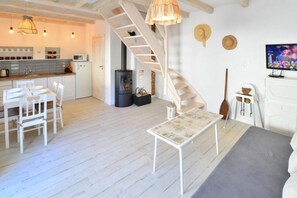 House | Living room - Large Holiday Homes With Fireplace and Garden (Postomino)