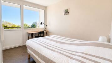 3 Schlafzimmer, Schreibtisch, Bügeleisen/Bügelbrett, Reisekinderbett