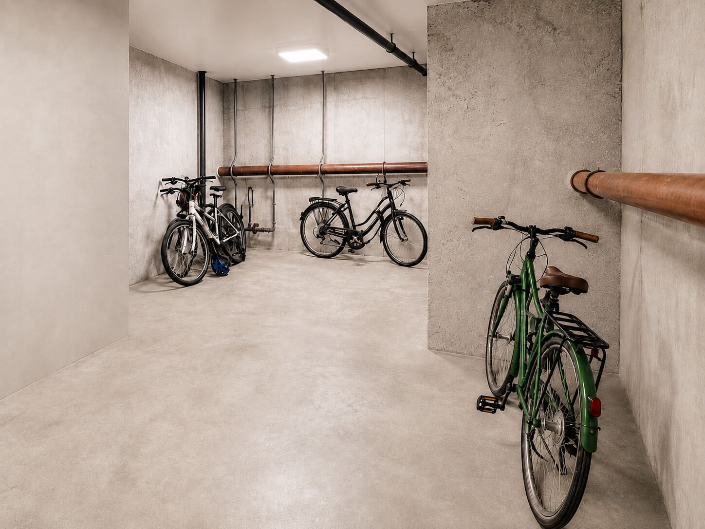 Un parking où des vélos sont rangés contre les murs.