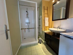Shower, hair dryer, towels, soap - Spacious 3-bedroom apartment in Tours Nord near the tramway (Tours)